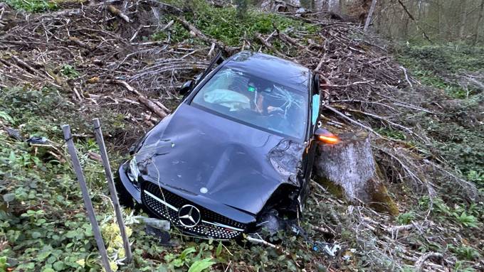 Mercedes überschlägt sich in Spreitenbach – betrunkener Fahrer (29) verletzt