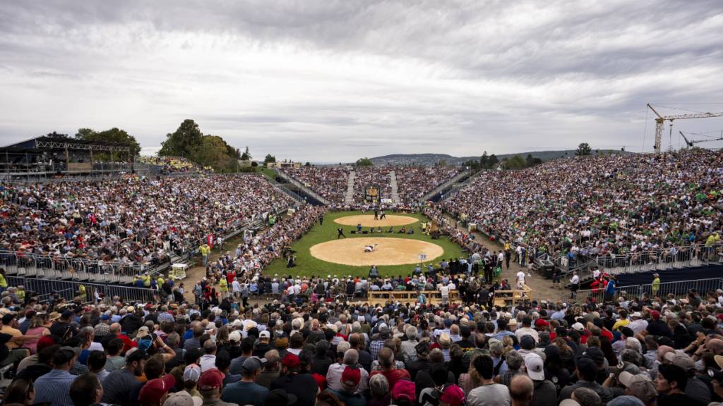 10'000 Zuschauerinnen und Zuschauer verfolgten den 18. Kilchberger Schwinget oberhalb des Zürichsees.