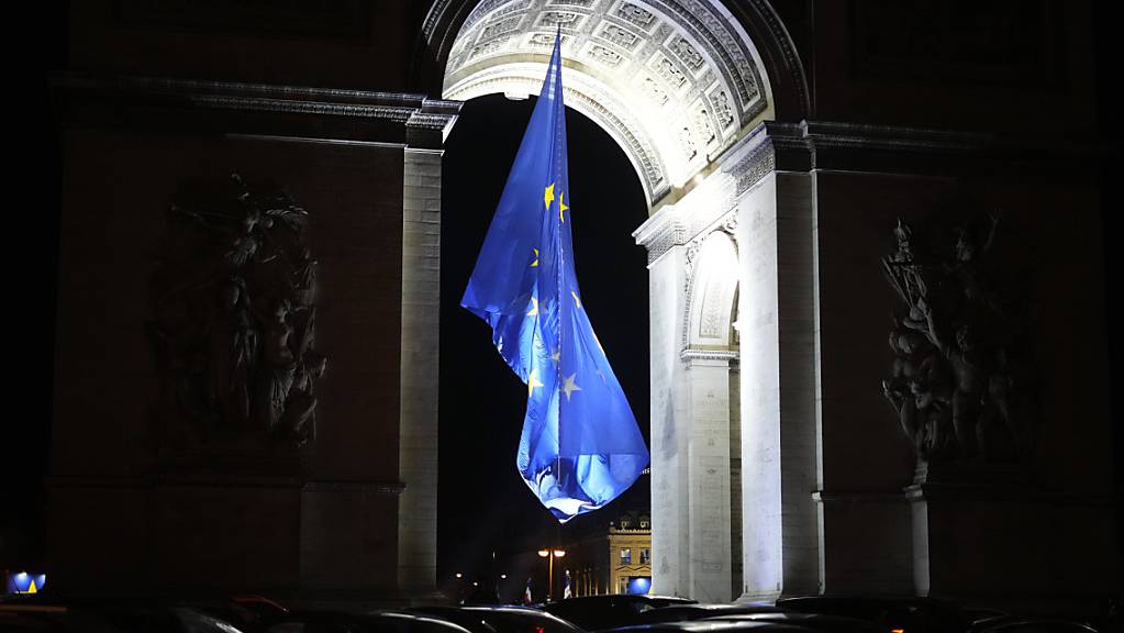 Die europäische Flagge weht unter dem Arc de Triomphe anlässlich der französischen EU-Ratspräsidentschaft. Die Flagge, die kurzzeitig aufgehängt wurde, hat für einen Streit zwischen der französischen Regierung und der Opposition gesorgt. Foto: Thibault Camus/AP/dpa