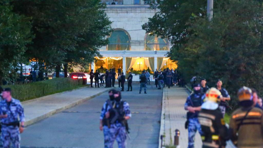 Die Polizei sperrt einen Bereich in der Nähe eines Restaurants ab, in dem es zu einer tödlichen Explosion gekommen war. Foto: Sergei Vedyashkin/Moscow News Agency/AP/dpa