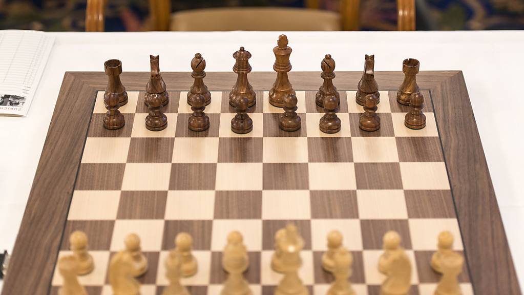 Die Schachfiguren in Ausgangsposition auf dem Brett (Archivbild)