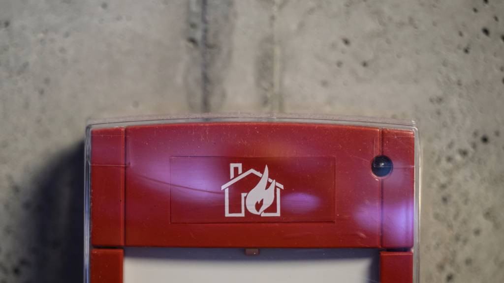 Der Mann drückte auf einen Feueralarm und dachte, damit die Türe zu den Toiletten öffnen zu können. (Symbolbild)