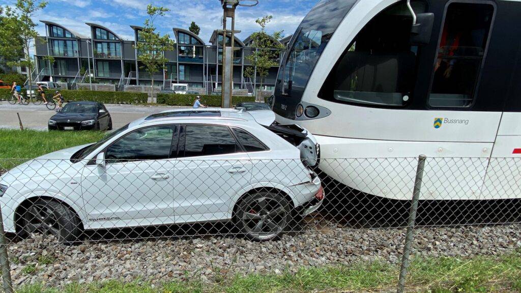 Als die Zugskomposition das Auto rammte, befand sich die Lenkerin bereits nicht mehr im Wagen.