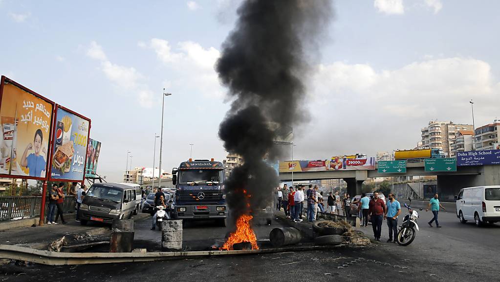 Demonstranten blockierten am Donnerstag die Autobahn südlich von Beirut mit brennenden Reifen.