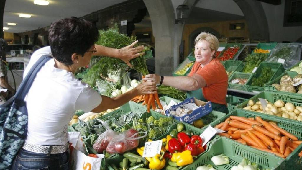 Eine Szene am Früchte- und Gemüsemarkt in der Altstadt von Luzern. Dass die Kundschaft hier eine Frau ist, ist kein Zufall, sondern entspricht der Statistik: Frauen und Angehörige des gehobeneren Bildungsstands essen mehr Obst und Gemüse. (Archivbild)