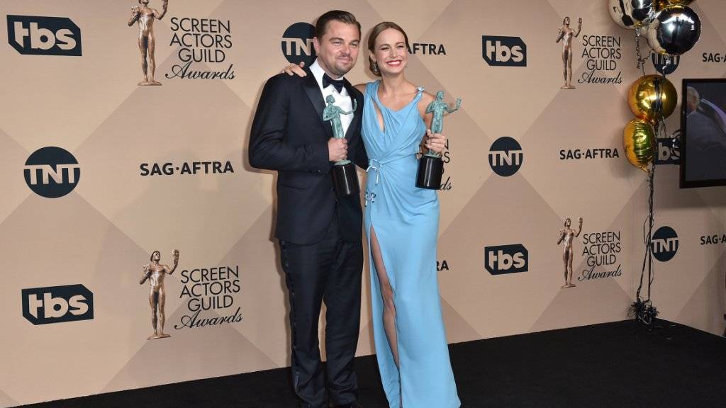 Strahlen mit ihren Preisen: Leonardo DiCaprio und Brie Larson sahnen bei den SAG-Awards ab.