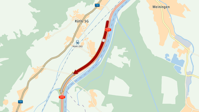 Stau nach Unfall auf Autobahn A13