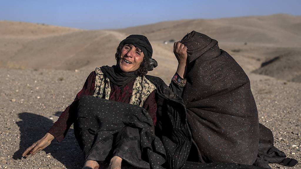 Afghanische Frauen trauern um Angehörige, die bei einem Erdbeben ums Leben gekommen sind, in der Provinz Herat im Westen Afghanistans. Foto: Ebrahim Noroozi/AP/dpa
