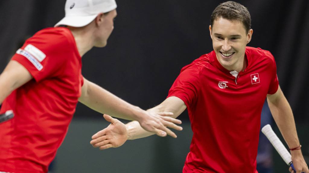 Schweizer meistern erste Hürde souverän