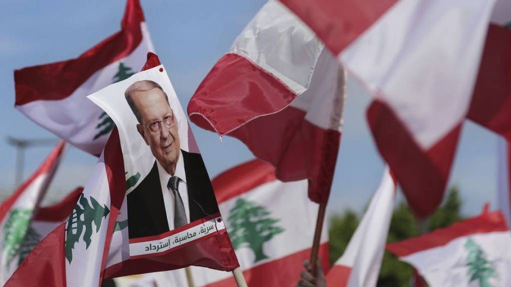 Tausende Unterstützer des libanesischen Präsidenten Michel Aoun ziehen durchs Quartier in der Nähe des Präsidentenpalasts oberhalb der Hauptstadt Beirut.