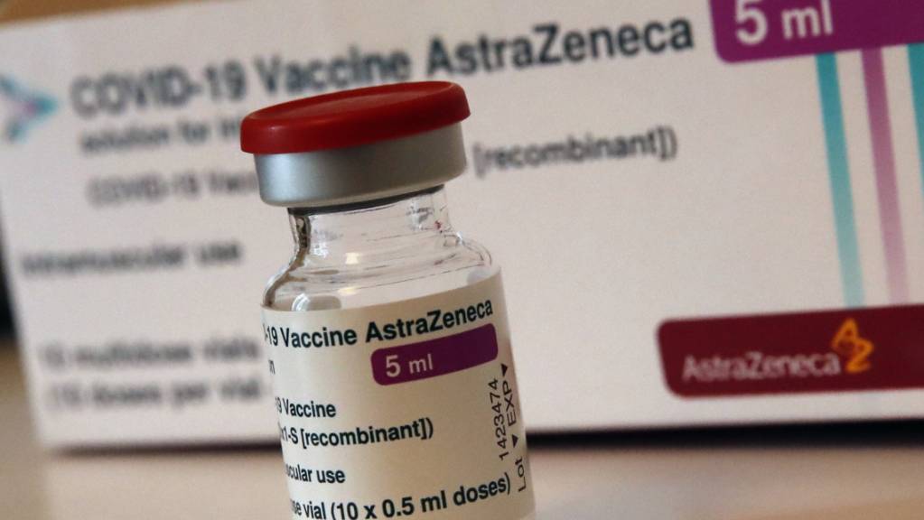Eine Ampulle mit dem Corona-Impfstoff des schwedisch-britischen Pharmakonzerns Astrazeneca steht auf einem Tisch in einer Apotheke.