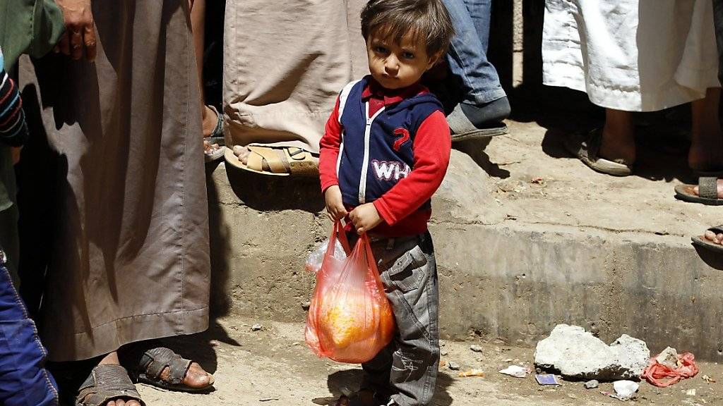 Knabe in Sanaa mit der Lebensmittelration der Familie: 24 Millionen Menschen leben im Jemen - wegen dem Krieg im Land droht 18 Millionen Hunger, fast eine halbe Million Kinder leiden unter schwerer Mangelernährung.