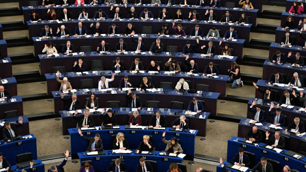 ARCHIV - Mitglieder des Europäischen Parlaments sitzen im Europäischen Parlament in Straßburg. Foto: Pascal Bastien/AP/dpa/Archivbild
