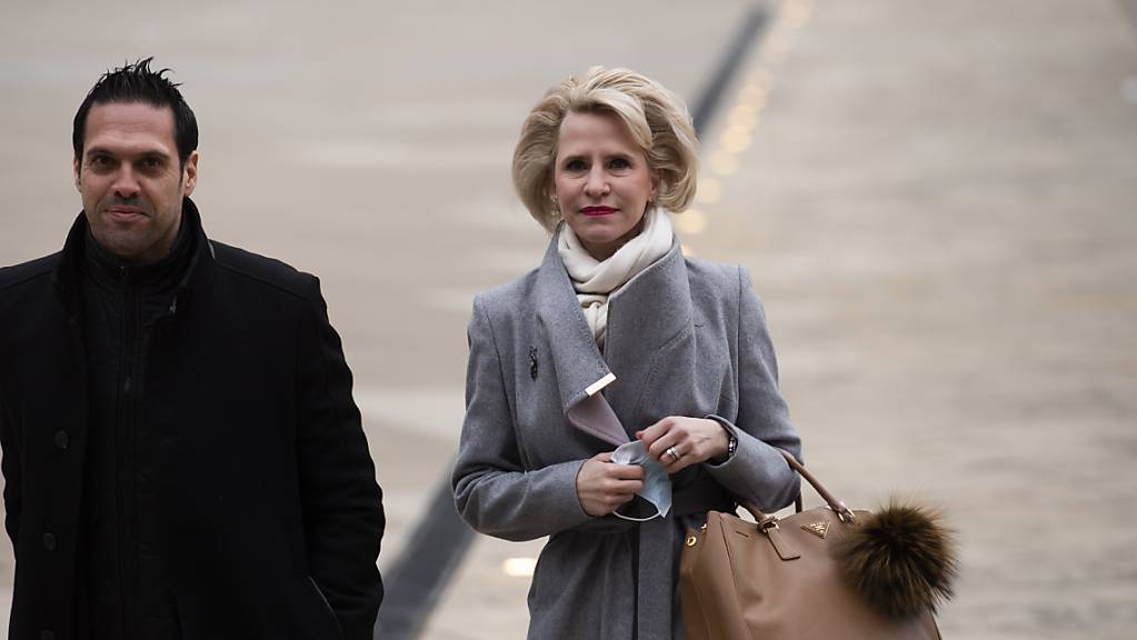 Die ehemalige Liechtensteiner Aussenministerin Aurelia Frick neben ihrem Rechtsanwalt Franz Josef Giesinger auf dem Weg zur Gerichtsverhandlung.