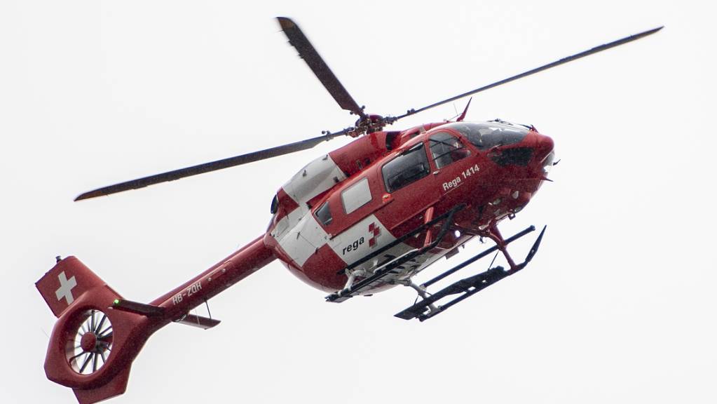 Ein Rettungshelikopter brachte einen Mann ins Spital, der in Silenen von einem Baum gestürzt war. (Symbolbild)