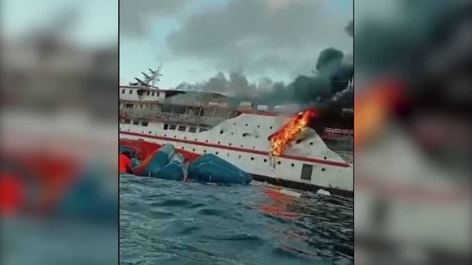 Feuer auf Fähre: Passagiere retten sich ins Meer