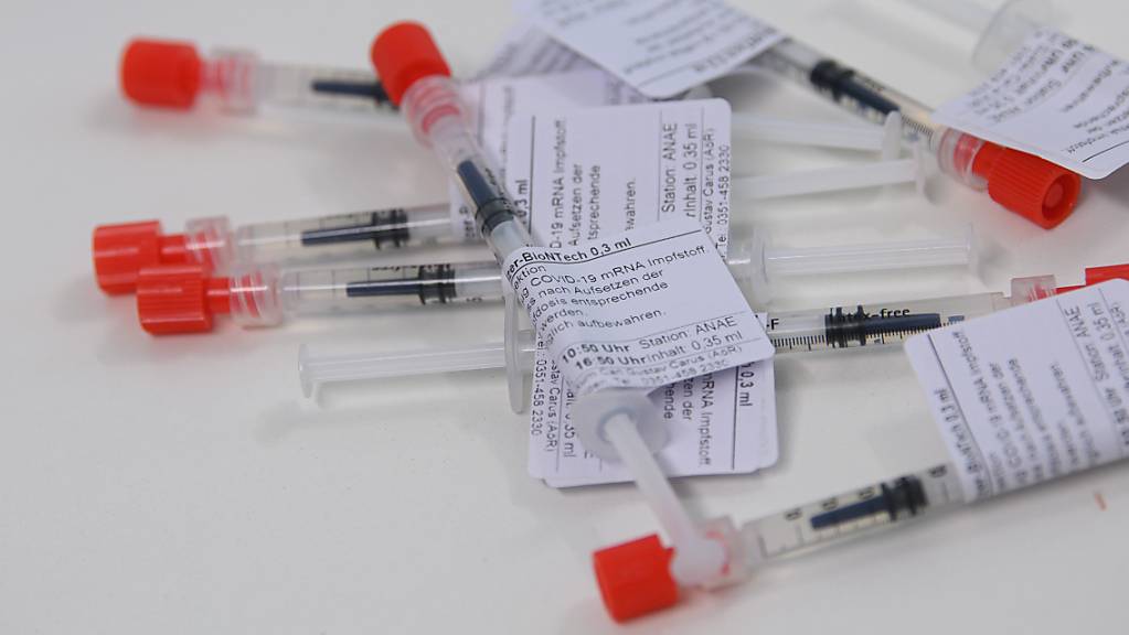 Spritzen für die dritte Impfung gegen das Coronavirus liegen auf einem Tisch. In Frankreich gab es einen großen Ansturm auf die Termine zur Auffrischungsimpfung.
