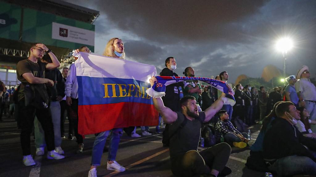 Russische Fans fiebern in einer Fanzone in Moskau mit