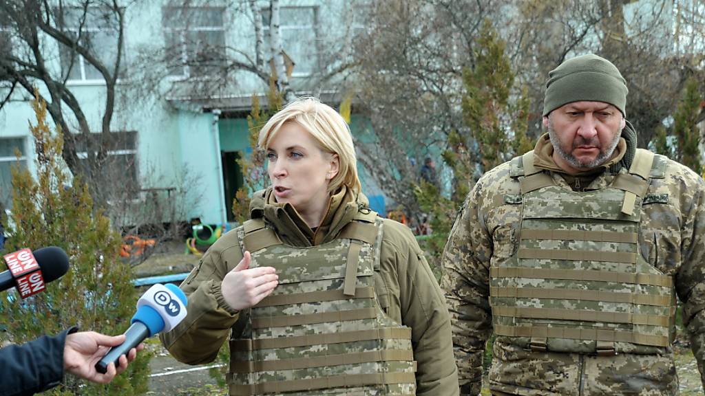 Nachdem die russische Seite gestern die Bevölkerung in Mariupol aufgefordert hatte, den Kampf zu beenden, stellte sich  Vize-Regierungschefin Irina Wereschtschuk (l) klar dagegen: «Es wird keine Kapitulation, kein Niederlegen der Waffen geben.»