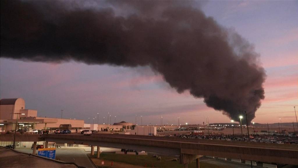 Frachtflugzeug stürzt kurz nach Start in Luoisville ab – mindestens sieben Tote