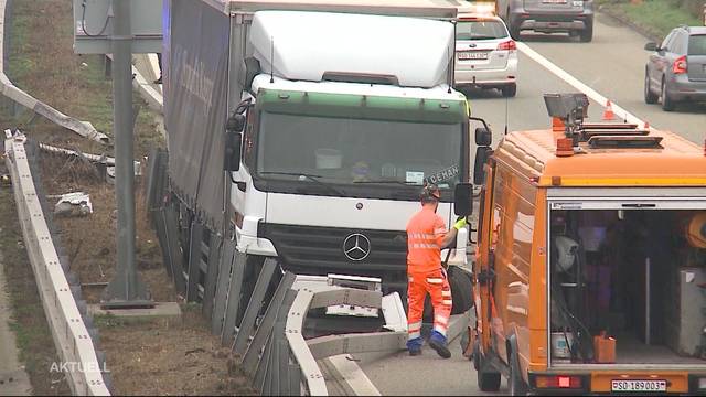 LKW fährt durch die Leitplanke in ein Auto