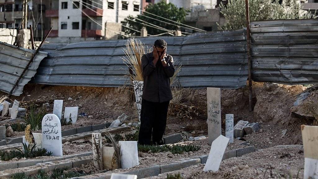Ein Mann trauert um seine Verwandten, die in Syrien bei einem Chemiewaffenangriff ums Leben kamen. Frankreich gibt der syrischen Regierung die Schuld am jüngsten Angriff mit Chemiewaffen im Land. (Archiv)