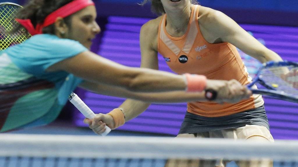 Martina Hingis (hinten rechts) und ihre indische Doppelpartnerin Sania Mirza müssen beim WTA-Turnier in Doha nach zuletzt 41 siegreichen Partien wieder einmal als Verlierer vom Platz