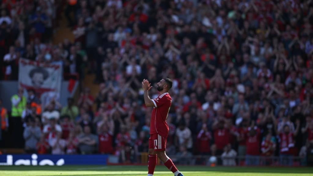 Der Oberschenkel zwickt: Mohamed Salah applaudiert den Fans bei seiner Auswechslung am Samstag
