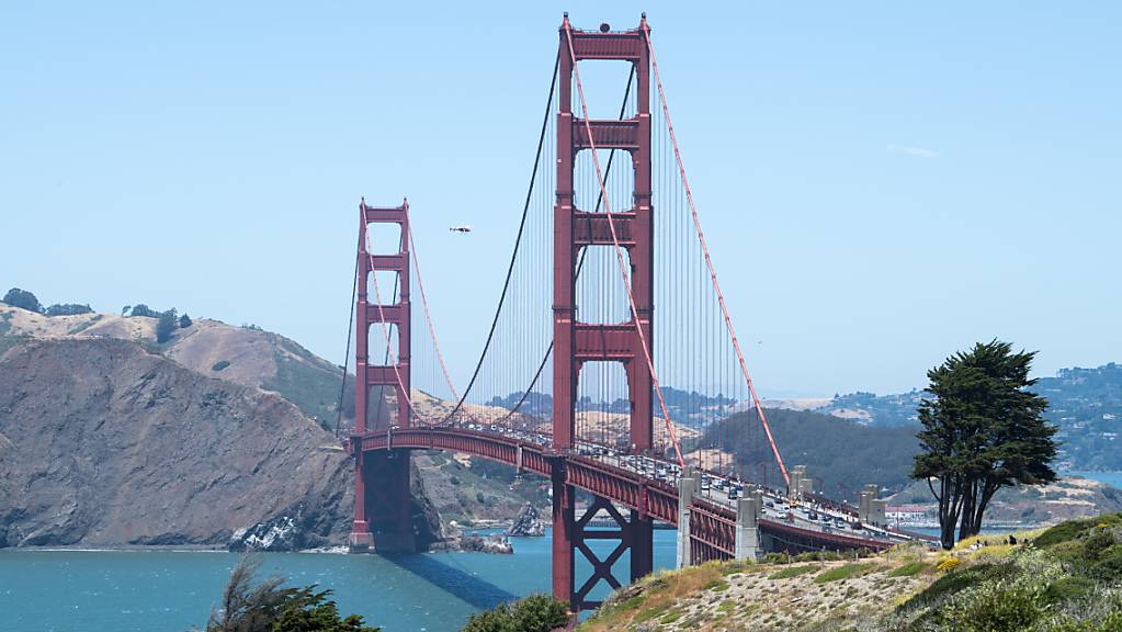 Autos fahren über die Golden Gate Brücke über die San Francisco Bay.
