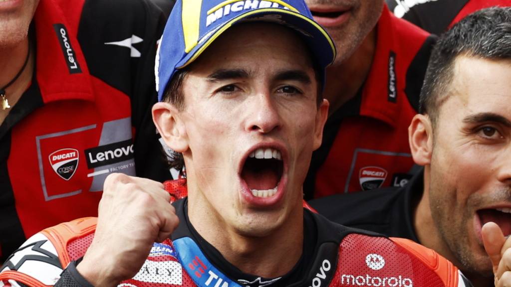 Marc Marquez feiert mit seinem Team einen weiteren Sieg
