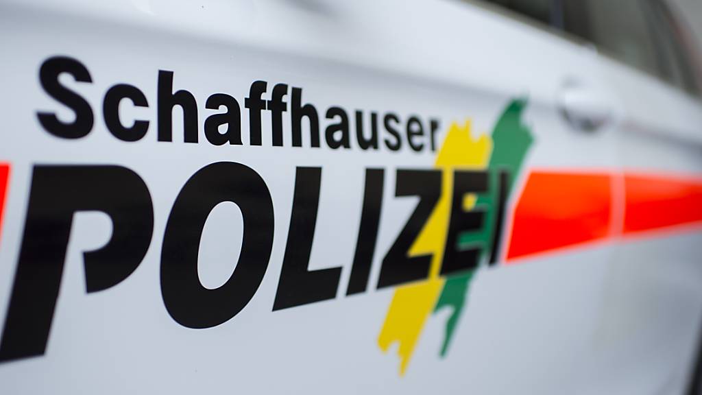 Bei einem Selbstunfall in der Stadt Schaffhausen ist am Freitag ein 53-jähriger Velofahrer verunfallt. Er zog sich unbestimmte Verletzungen am Kopf zu. (Symbolbild)