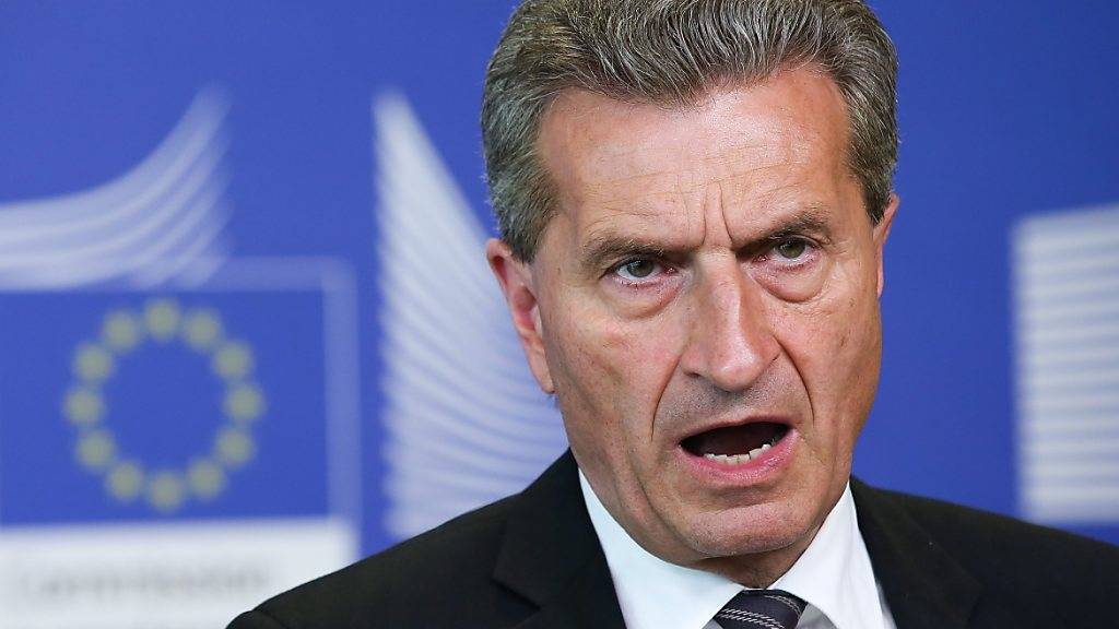 Der frühere deutsche EU-Kommissar Günther Oettinger sagte in einem Interview, die Schweiz müsse sich auf ein langes Warten bezüglich des EU-Rahmenabkommens einstellen. (Archivbild)