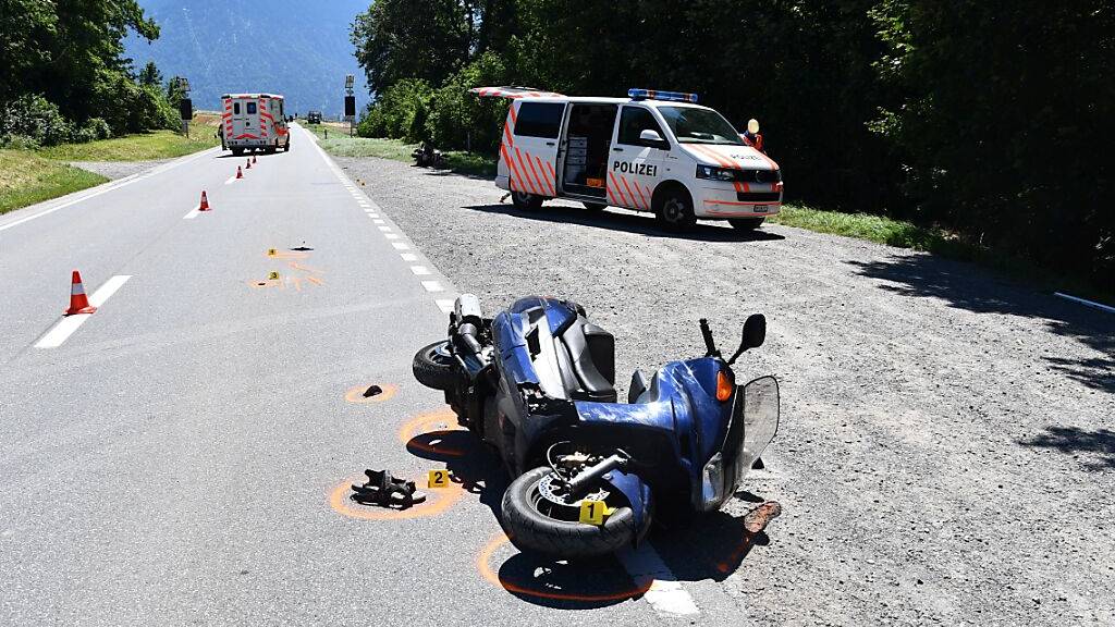 Zwei Töffs crashen ineinander – drei Personen verletzt
