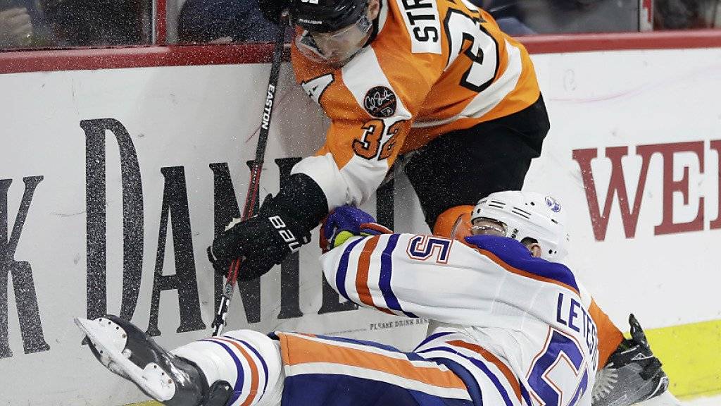 Mark Streit kämpft gegen den am Boden liegenden Mark Letestu von den Edmonton Oilers um die Scheibe
