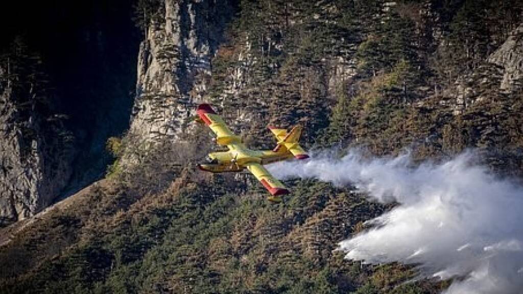 Italienische Löschflugzeuge bei Waldbrand im Tessin im Einsatz