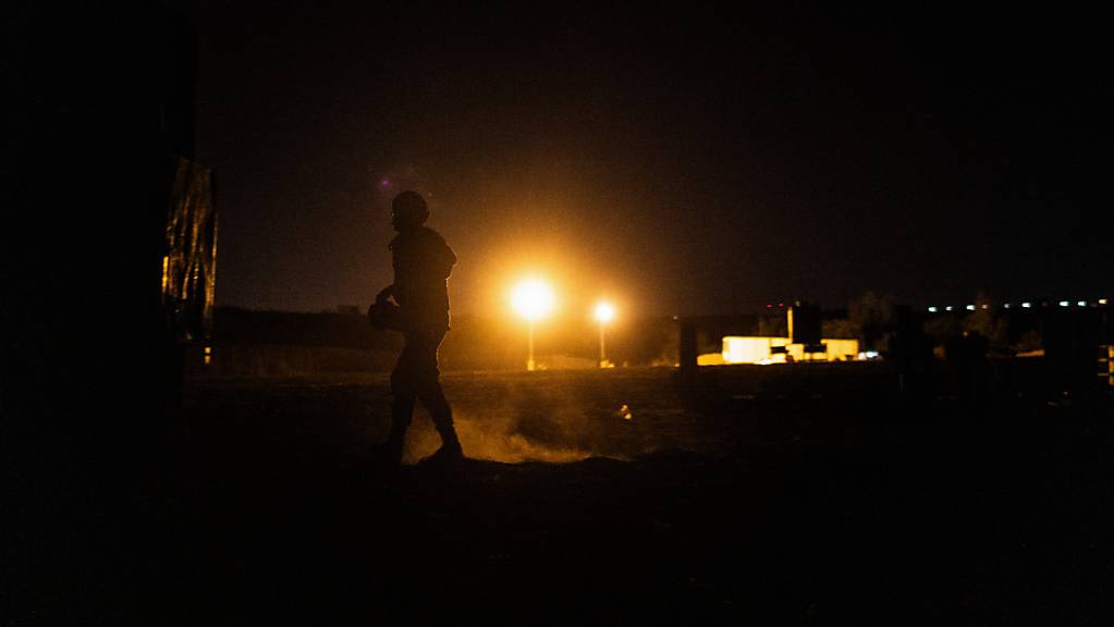 Ein israelischer Soldat bedient eine militärische Batterie von einer Position an der Grenze zwischen Israel und dem Gazastreifen.