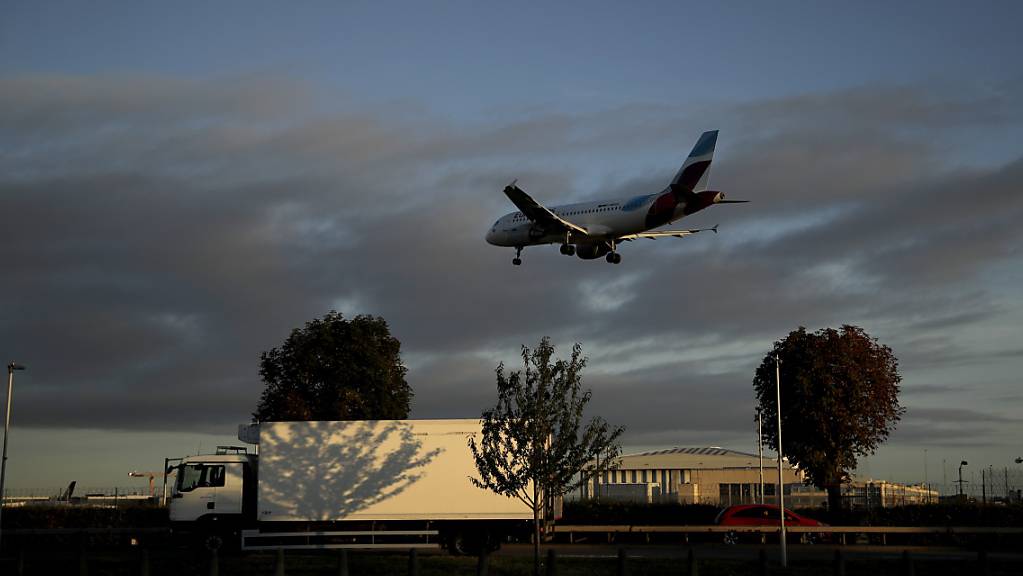 Klimaschützer sind am Flughafen Heathrow in London mit dem Versuch gescheitert, mit Drohnen den Betrieb zu stören. (AP Photo/Matt Dunham)
