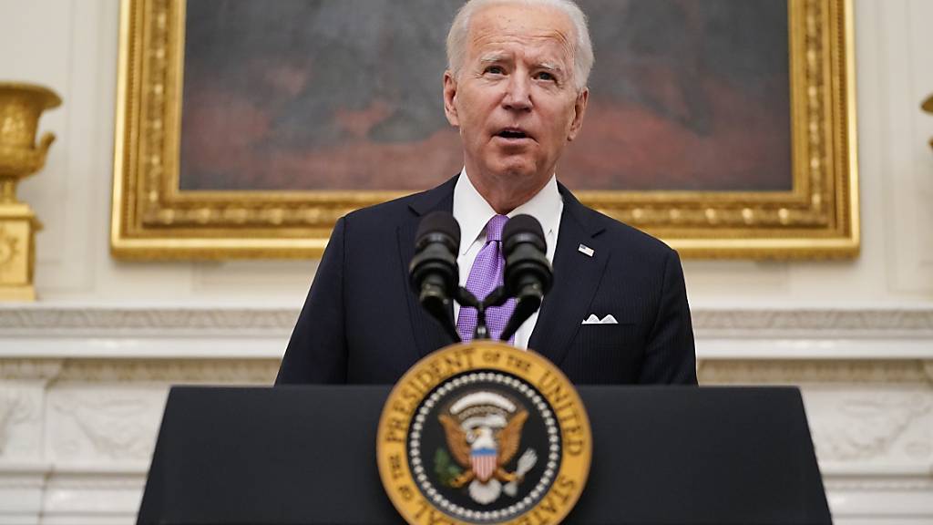dpatopbilder - Joe Biden, Präsident der USA, spricht über das neuartige Coronavirus im State Dinning Room des Weißen Hauses. Foto: Alex Brandon/AP/dpa