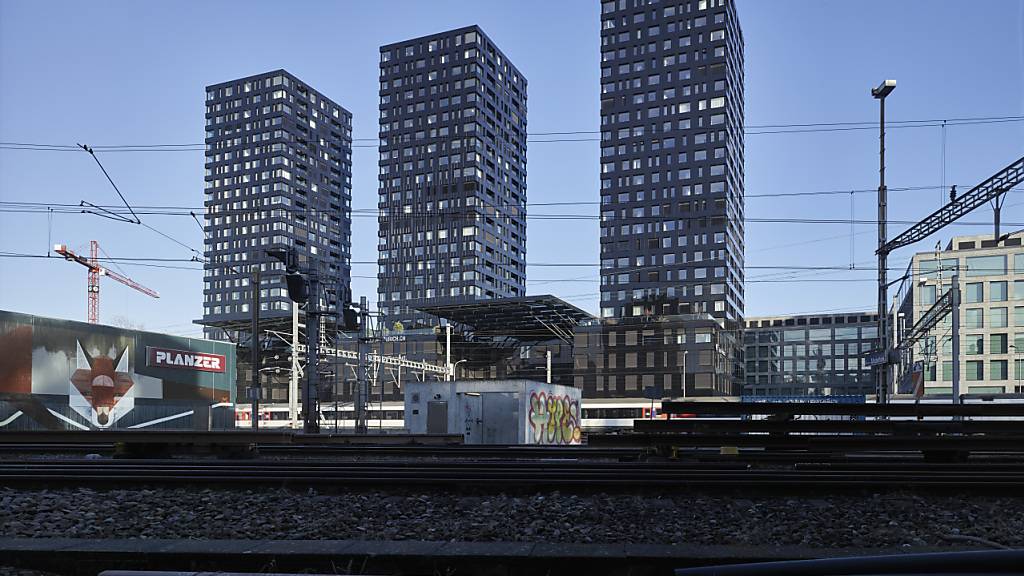 Teuer wird es im Kanton Zürich vor allem bei neuen Mietverträgen. Langjährige Mietverhältnisse wurden seit 2005 sogar günstiger. Im Bild die Vulcano-Überbauung in Altstetten. (Archivbild)