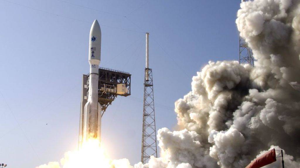 Start der ersten militärischen Weltraummission der USA. An Bord hat die Rakete einen Satelliten, der Hochsicherheits-Equipment für die Kommunikation enthält.