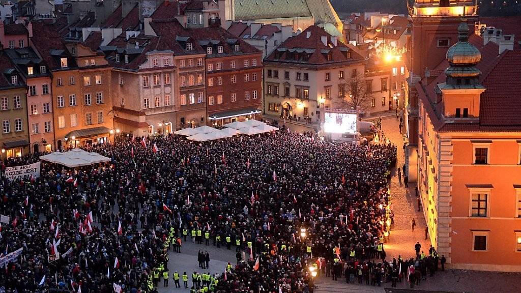 Mit Nationalflaggen, Blumen und Kerzen gedachten tausende Polen in Warschau den Opfern des Flugzeugabsturzes von 2010, bei dem unter anderen der damalige Präsident starb.