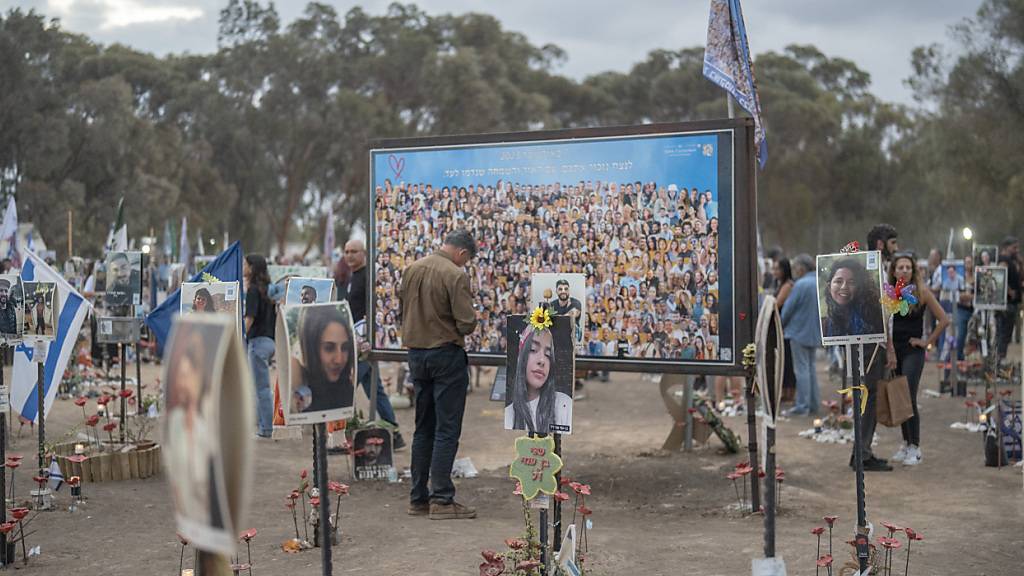 ARCHIV - Angehörige und Freunde trauern am 7. Oktober auf dem Gelände des Nova Festivals anlässlich des ersten Jahrestages des Hamas-Angriffs auf Israel. Foto: Ilia yefimovich/dpa