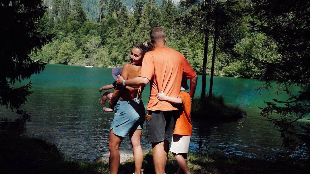 Sarah Engels und ihre Familien geniessen Ferien in Graubünden.