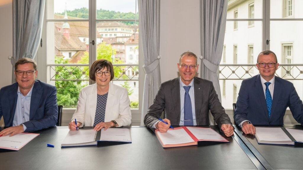 Die Vertragsunterzeichnung am Mittwoch. Von links: Ludwig Peyer, Geschäftsführer des VLG; Sibylle Boos-Braun, Präsidentin des VLG; Regierungspräsident Reto Wyss; Staatsschreiber Vincenz Blaser.