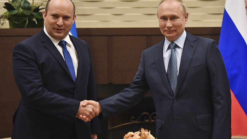 Russlands Präsident Wladimir Putin empfängt den israelischen Premierminister Naftali Bennett in Sotschi. Foto: Evgeny Biyatov/Pool Sputnik Kremlin/AP/dpa
