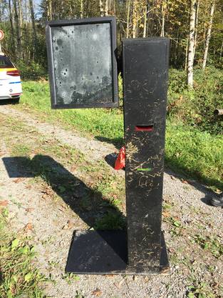 A hunter finds a used ATM in the woods. As revealed by the Zug police investigations, the object of the search is a bitcoin / money machine stolen from a commercial building in the city of Zug the previous year (October 20, 2017 ). Unknown perpetrators pierced the castle of the Bitcoin machine, but did not get the hoped-for booty. The money of about 3000 francs could be obtained by the police.