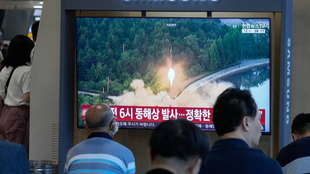 dpatopbilder - Auf einem Fernsehbildschirm ist während einer Nachrichtensendung am Bahnhof von Seoul in Südkorea ein Archivbild des nordkoreanischen Raketenstarts zu sehen. Foto: Ahn Young-joon/AP/dpa
