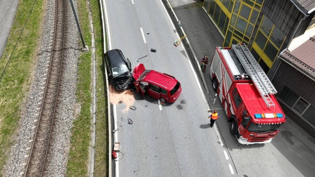 Die beiden Autos kollidierten auf der Nationalstrasse in Fideris im Prättigau in einer langgezogenen Kurve.