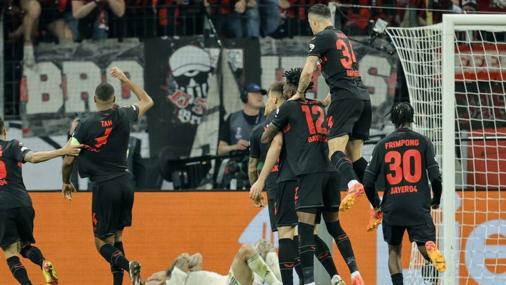 Der Wahnsinn geht weiter: Bayer Leverkusen trifft erneut spät, bleibt damit auch im 49. Pflichtspiel der Saison ungeschlagen und wahrt mit dem Einzug in den Europa-League-Final die Chance auf das Triple