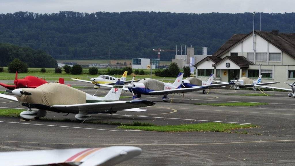 Kleine Privatflugzeuge auf dem Flugplatz Birrfeld bei Brugg. Von diesem Flugplatz aus war das Segelflugzeug gestartet.